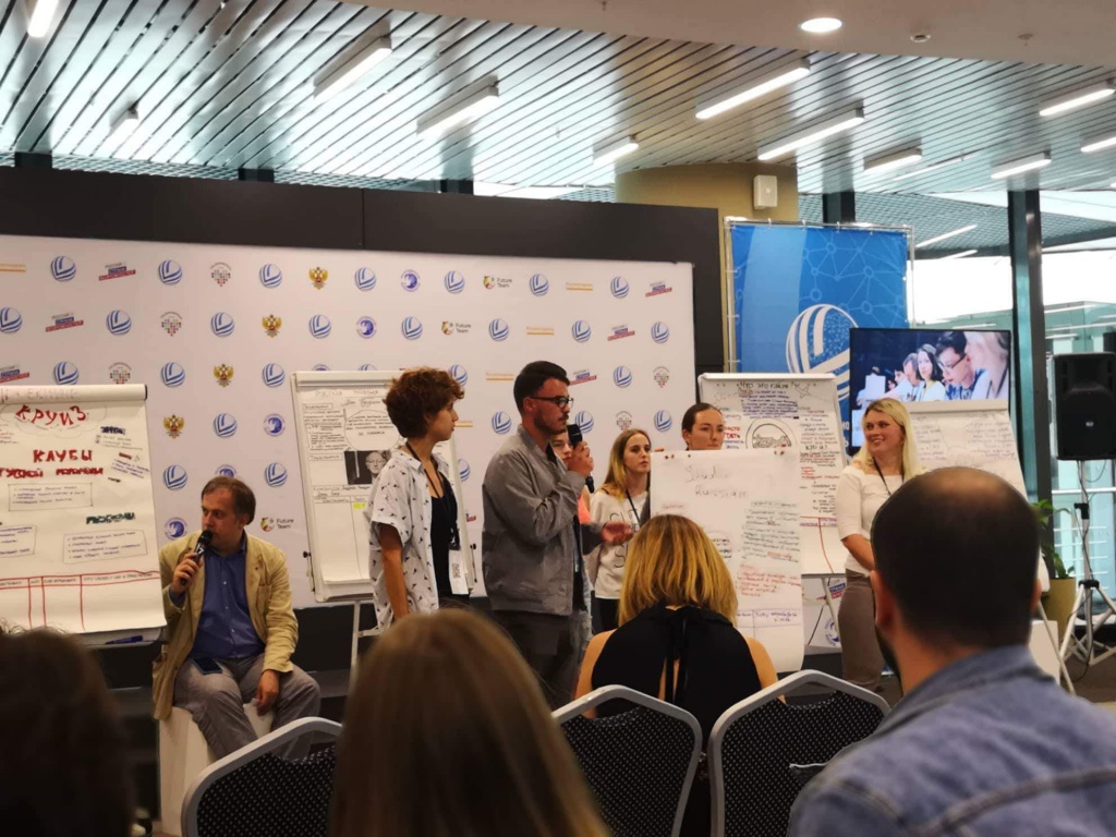 Г.Менабдешвили делает презентацию проекта.jpg