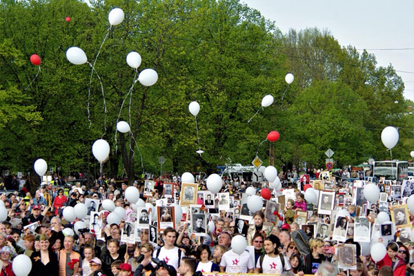 Рига. Фото Бессменртный полк в Риге.jpg