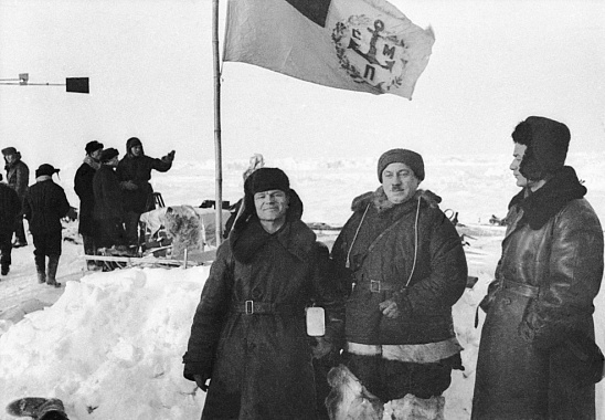 Дрейфующая станция «Северный полюс-1». В центре - руководитель 
экспедиции Папанин И.Д. 1938 г. Фото из архива  ИТАР-ТАСС