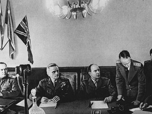 Фельдмаршал Кейтель В.  подписывает Акт о безоговорочной капитуляции Германии. Карлсхорст, 1945 г. Фото из архива ИТАР-ТАСС