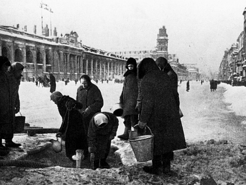 Блокада Ленинграда. Жители запасаются водой  из разрушенной водопроводной трубы, 1941г. Фото Николая Адамовича
