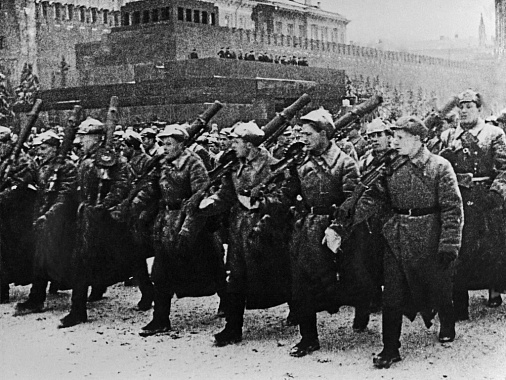 С парада, посвященного  Великой Октябрьской революции, бойцы шли на фронт. Москва, 7 ноября 1941г. Фото Александра Устинова