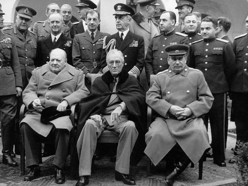 Крымская конференция трех союзных государств. Слева направо сидят: Уинстон Черчилль (Великобритания), Франклин Рузвельт (США), Иосиф Сталин (СССР). Ялта, 1945г. Фото из архива ИТАР-ТАСС