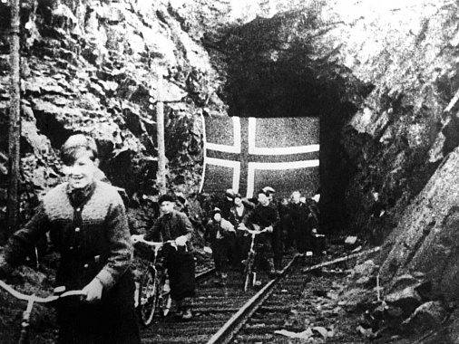 Жители освобожденного Киркинеса выходят из убежища. Норвегия, 1944г. 						Фото из архива ИТАР-ТАСС