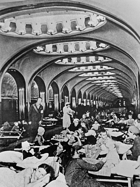 Станция метро «Маяковская» превращена в бомбоубежище. Москва, 1941г. Фото Аркадия Шайхета