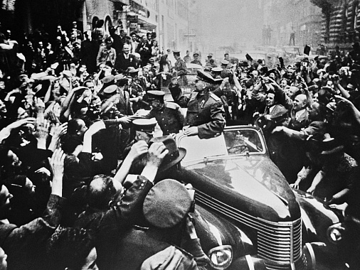 Жители Праги приветствуют командующего маршала  Советского Союза Конева И.С., 1945 г. Фото Анатолия Егорова