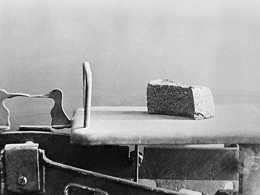 В блокадном Ленинграде была установлена дневная норма хлеба в 125 граммов, 1941г. Фото Николая Адамовича