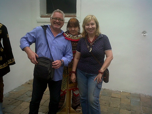 Члены Координационного совета соотечественников Павел Рощупкин, Галина Терехова (региональный представитель) и Вера Лядских в Культурном центре «Ла Эстансия». Осмотр помещений для мероприятий.