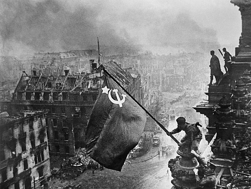 Знамя Победы над Рейхстагом. Берлин, 1945г.	Фото Евгения Халдея