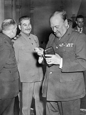 Крымская конференция. Маршал Советского Союза   Иосиф Сталин и  премьер-министр Великобритании  Уинстон Черчилль. Ялта, 1945 г. Фото из архива ИТАР-ТАСС