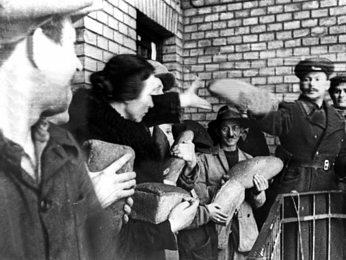 Выдача хлеба освобожденным жителям Будапешта, 1945 г. Фото из архива ИТАР-ТАСС