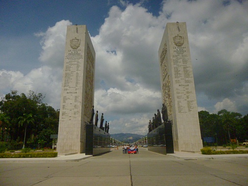 День Победы - 9 мая 2016 года. Каракас. Соотечественники на бульваре военной славы «Лос Просерес». Около монумента героям борьбы за независимость Латинской Америки от Испании. На левой стелле высечено имя Ивана Майера, российского подданного, участника освободительного движения.