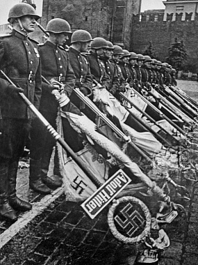 Поверженные фашистские знамена. Парад Победы, Москва, 1945 г. Фото Евгения Халдея