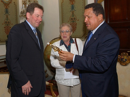 Переводчик  Галина Дубровская с президентом Венесуэлы Уго Чавесом во время встречи с российской делегацией, 2004 г.