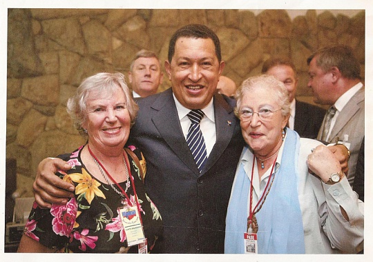 Переводчик Галина Дубровская с президентом Венесуэлы Уго Чавесом и переводчиком Региной Окунь. Галина Марковна в течение некольких лет была личным переводчиком президента. Фото 2005 г.﻿