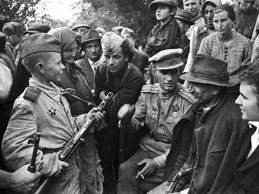 Встреча советских солдат с югославскими партизанами. Рассказ о подвигах юного разведчика Виктора Жаворонка, 1944 г. Фото Анатолия Егорова