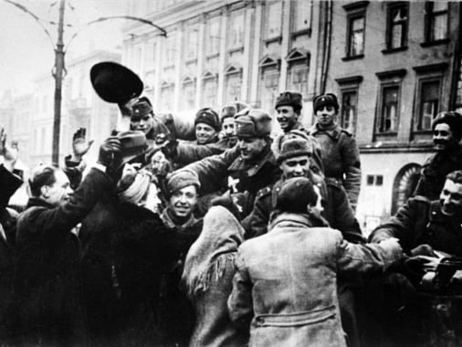 Жители Кракова приветствуют советских воинов, 1945 г. Фото из архива ИТАР-ТАСС