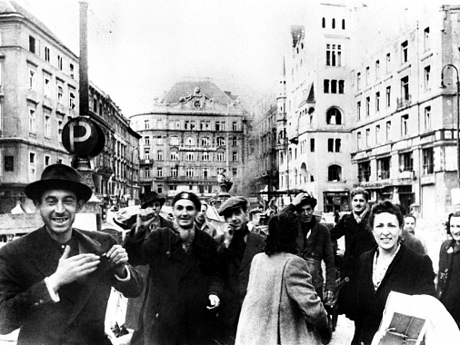 Французские и итальянские рабочие на улицах освобожденной Вены, 1945 г. Фото из архива ИТАР-ТАСС