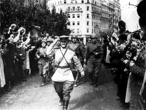 Жители Белграда приветствуют советских воинов-освободителей, 1944 год. Фото Евгения Халдея