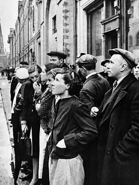 Москвичи слушают сообщение о нападении  гитлеровской Германии на Советский Союз, 22 июня 1941г. Фото  Евгения Халдея