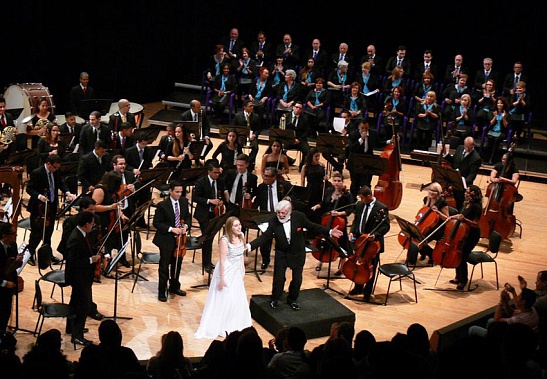 Выступление молодой оперной певицы Анны Ротиновой-Назаровой с Симфоническим оркестром Венесуэлы.