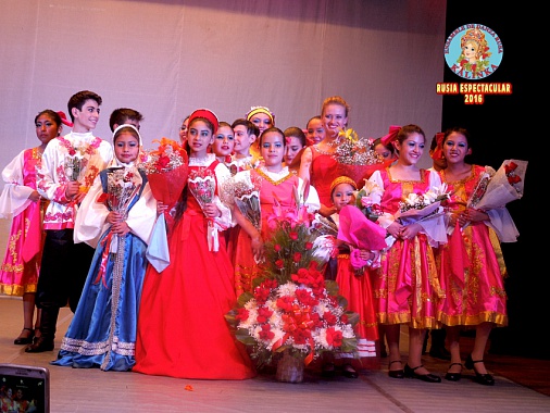 Выступление школы русских танцев «Калинка» (Ла-Пас) Алены Долюк (второй ряд в центре), 2016 год. В школе обучаются боливийские и российские дети, а также дети от смешанных браков.