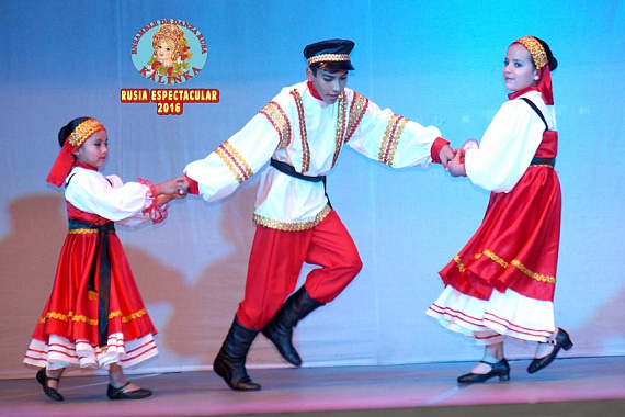 Выступление школы русских танцев «Калинка» (Ла-Пас) Алены Долюк, 2016 год.