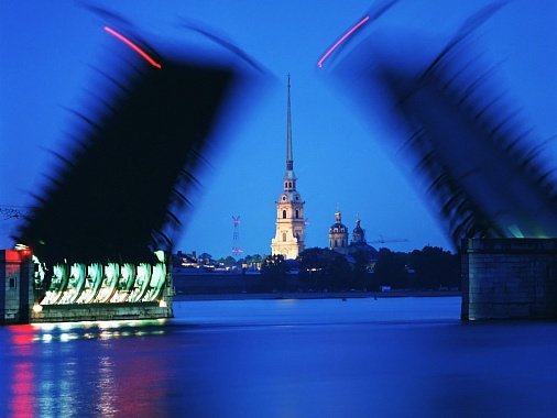 Санкт-Петербург. Вид на  Дворцовый мост. Фото Игоря Зотина