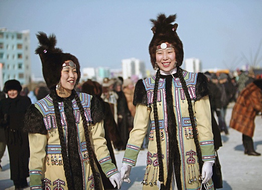 Молодежь поддерживает традиции национального костюма. Якутск. Фото ИТАР-ТАСС/Сергей Метелица