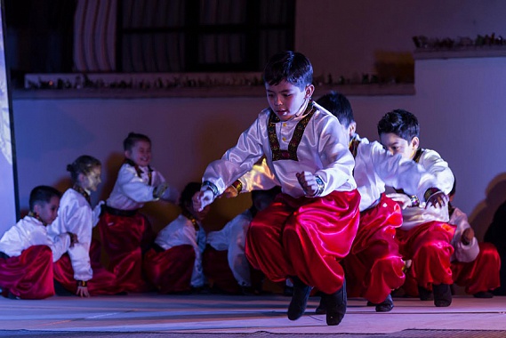 Русский танец в исполнении учеников Российско-Боливийской школы.